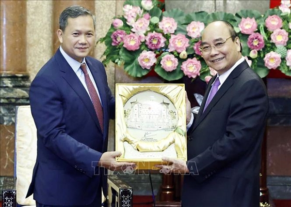 Chủ tịch nước Nguyễn Xuân Phúc tiếp Phó tổng tư lệnh kiêm Tư lệnh Lục quân Quân đội Hoàng gia Campuchia